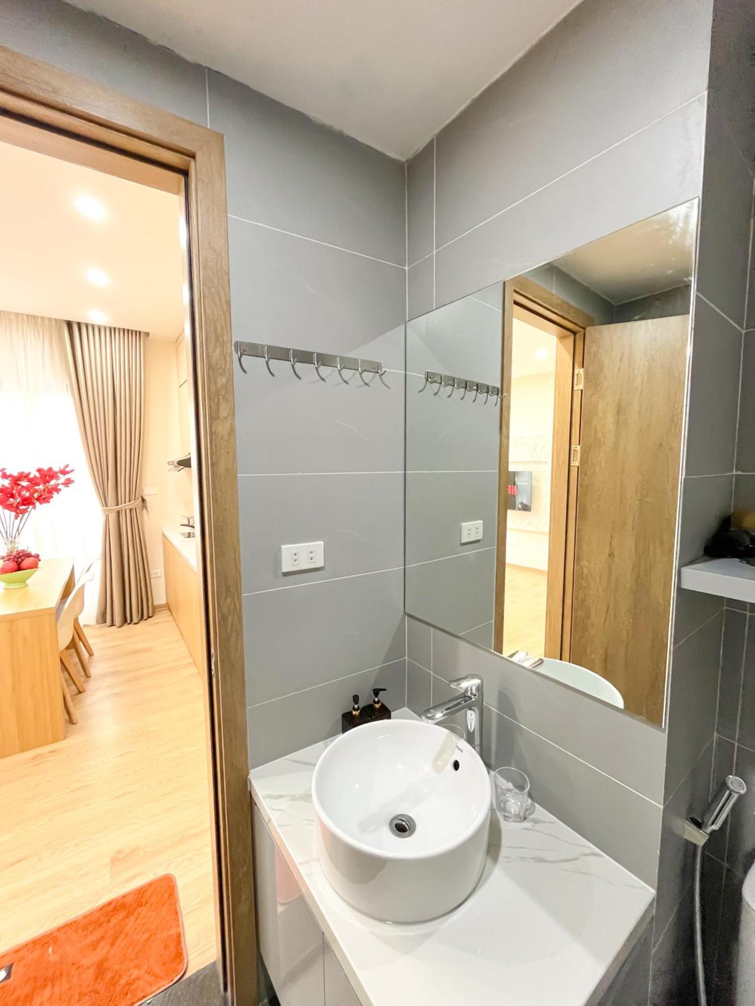 Amazing Housing Lac Long Quan Hanoi Exteriör bild